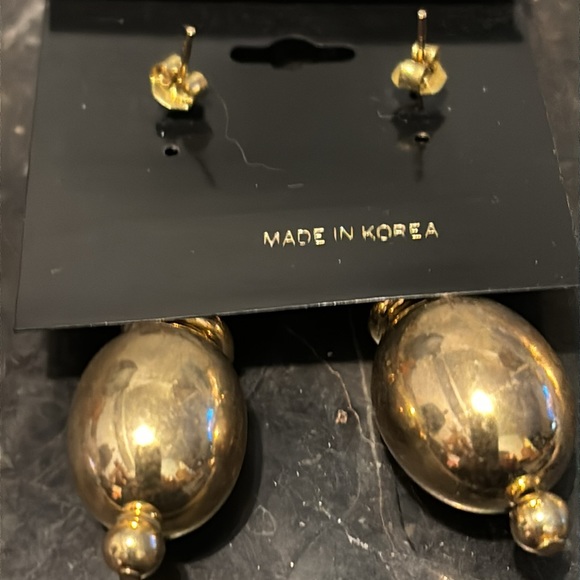 Gold-tone Vintage Fashion Drop Earrings 2.25” - Picture 4 of 7